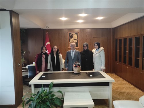 Karamürsel Heybe Kadın Kooperatifi Başkan ve Üyeleri  Kaymakamımız Sayın Osman Aslan CANBABA' yı makamında ziyaret etti.