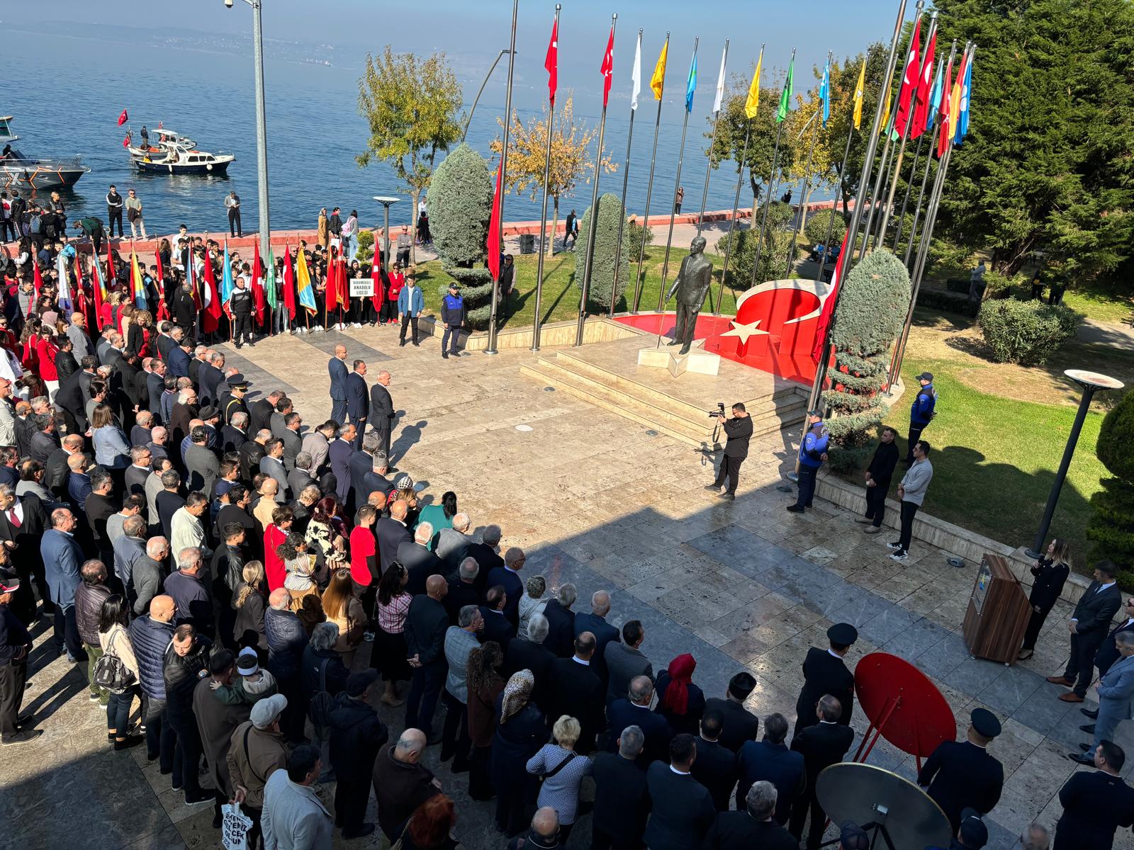 29 EKİM CUMHURİYET BAYRAMI ÇELENK SUNMA TÖRENİ HALKIN YOĞUN KATILIMI İLE GERÇEKLEŞTİ.