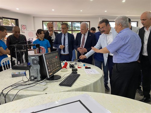 KAYMAKAMIMIZ SAYIN KEMAL İNAN OKULLARIMIZIN DÜZENLEMİŞ OLDUĞU SERGİYE KATILDI.