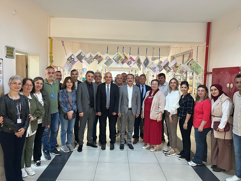 KAYMAKAMIMIZ SAYIN KEMAL İNAN, NAZMİ OĞUZ ORTAOKULUNDA DÜZENLENEN LİSELERE GEÇİŞ SINAVI (LGS) VE MESLEK LİSELERİ TANITIM TOPLANTISINA KATILDI.